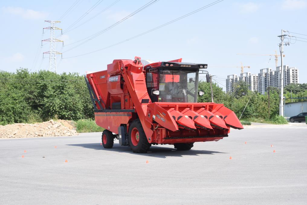 平博88收获4YZJ-4(G4)型自走式玉米穗茎收获机